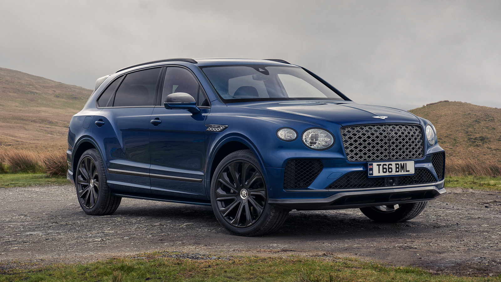 Bentley Bentayga EWB, front 3/4, static